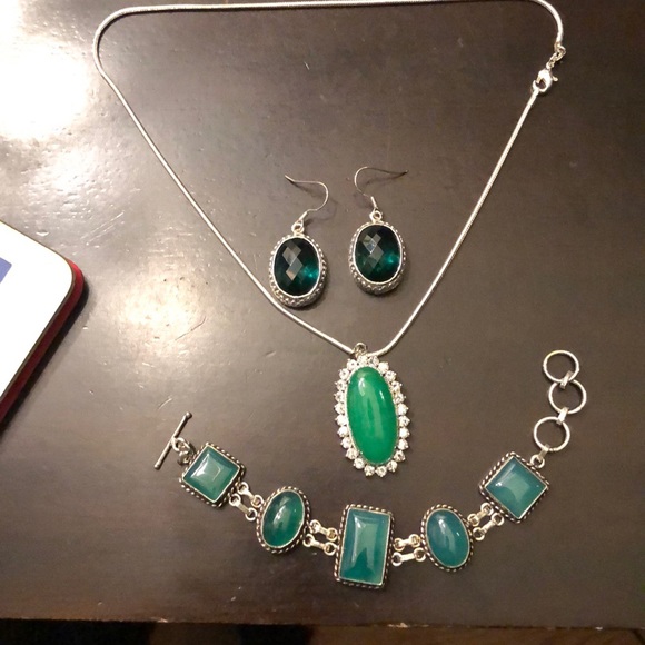 Necklace, bracelet, and earrings set - Picture 2 of 3